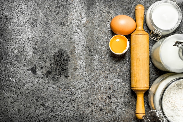 Ingredientes frescos para massa na mesa rústica.