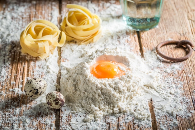 Ingredientes frescos para massas com farinha e ovos