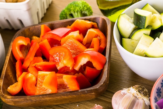 Ingredientes frescos para preparar vegetais mistos assados na mesa.