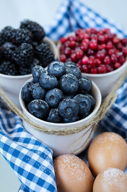 Ingredientes frescos para un pastel de bayas