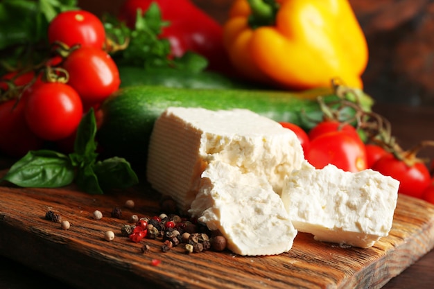 Ingredientes frescos para preparar rollos de calabacín sobre fondo de madera