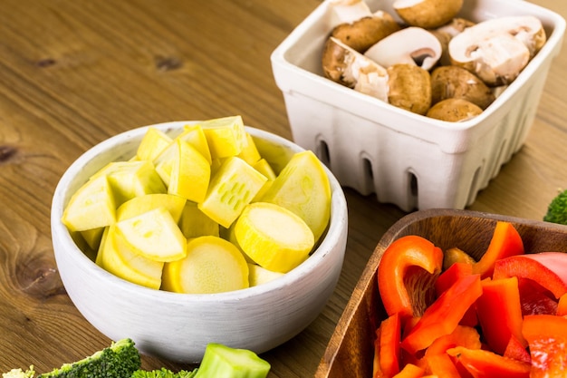 Ingredientes frescos para preparar verduras mixtas asadas en la mesa.