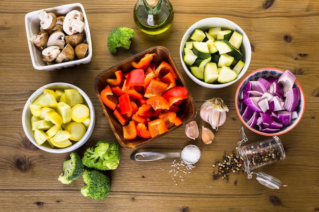 Ingredientes frescos para preparar verduras mixtas asadas en la mesa.