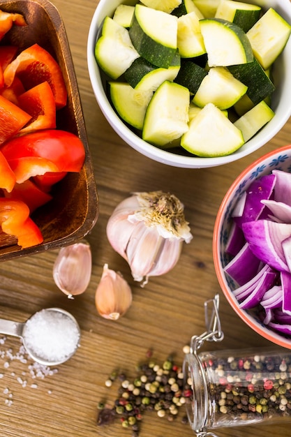 Ingredientes frescos para preparar verduras mixtas asadas en la mesa.