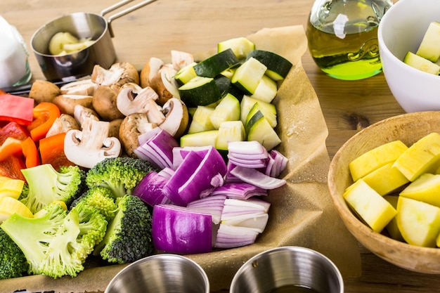 Ingredientes frescos para preparar verduras mixtas asadas en la mesa.