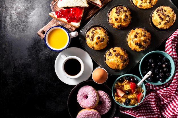 Ingredientes frescos y sabrosos para el desayuno en fondo negro y oscuro listos para cocinar en el hogar Concepto de cocina de alimentos saludables