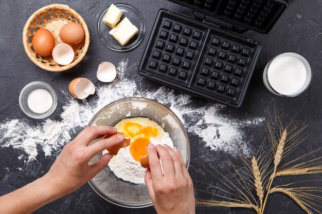 Ingredientes para gofres en mesa negra