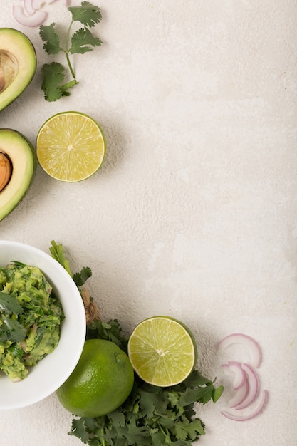 Foto ingredientes guacamole aguacate y lima, ají y cilantro