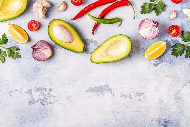 Ingredientes para guacamole: aguacate, lima, tomate, cebolla y especias