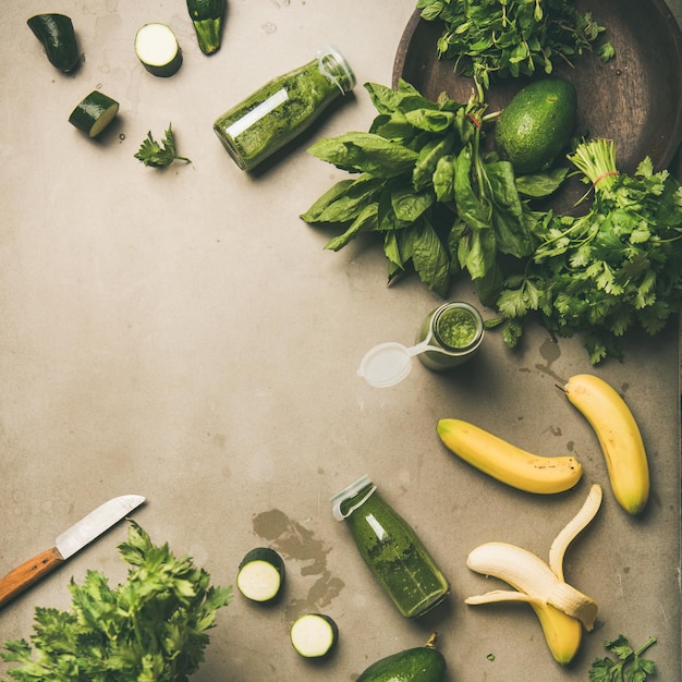 Ingredientes para hacer un batido verde sobre un cultivo cuadrado de fondo de hormigón