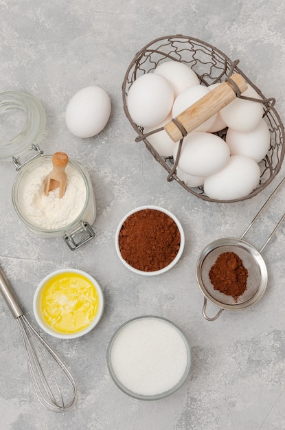 Ingredientes para hacer bizcocho de chocolate para rollo Huevos harina mantequilla azúcar cacao