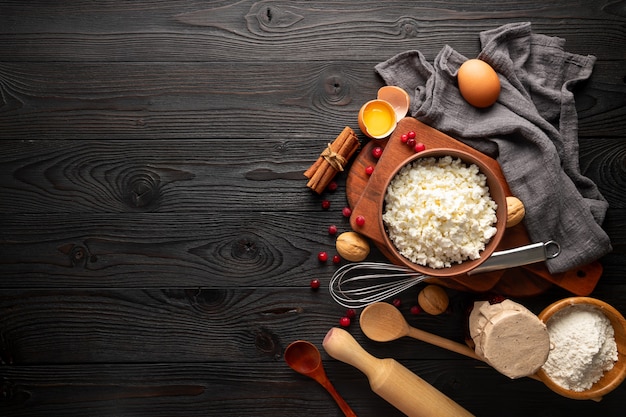 Ingredientes para hacer cazuela de cuajada sobre fondo de madera, vista superior, espacio de copia