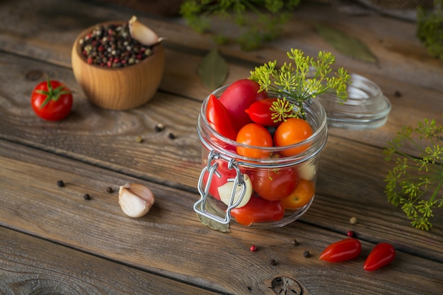 Ingredientes para hacer comida vegetariana saludable. Vegetales en escabeche. Preparación de tomates para su conservación. Comida limpia, concepto de comida vegetariana