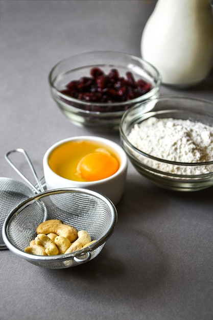 Ingredientes para hacer galletas de panqueques en superficie gris. Copie el espacio para el texto. Horneando