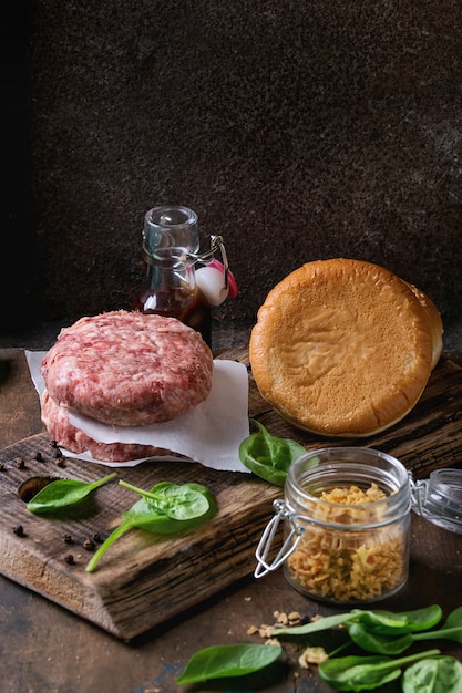 Ingredientes para hacer hamburguesa.