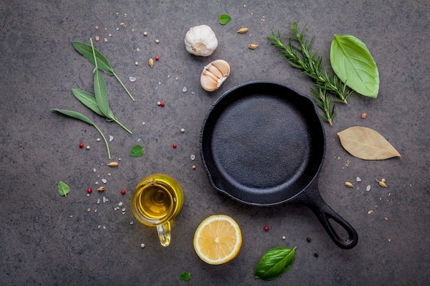 Ingredientes para hacer hierbas de carne y aderezo sobre fondo de piedra oscura.