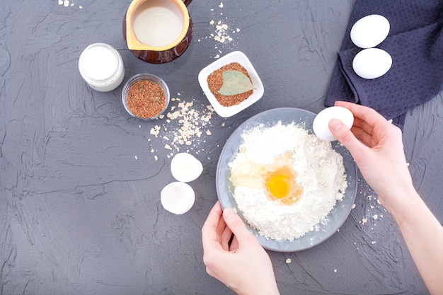 Los ingredientes para hacer la masa.