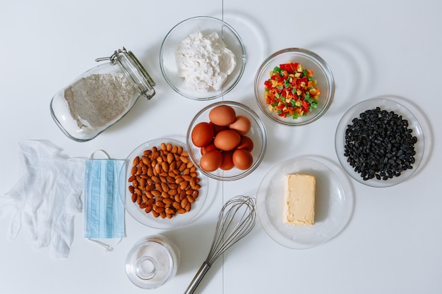 Los ingredientes para hacer un pastel están en la mesa de la cocina.