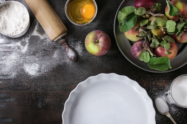 Ingredientes para hacer pastel de manzana.