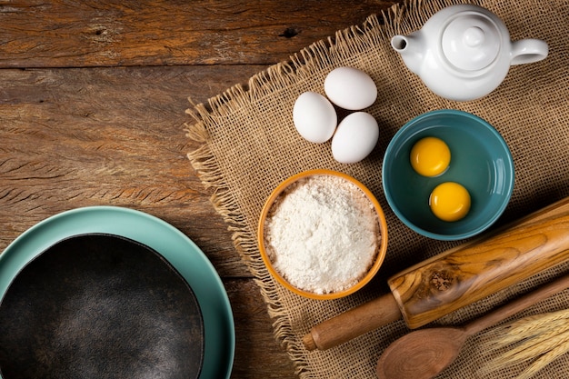 Ingredientes para hacer un pastel en la mesa.