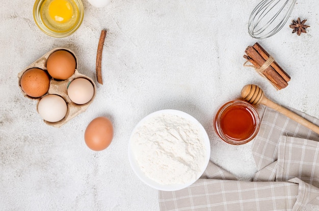 Ingredientes para hacer platos de masa pasteles galletas muffins pasteles sobre un fondo gris