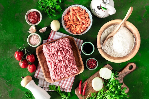 Foto ingredientes para hacer rollos de masa de crema con carne picada en una sartén