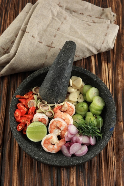 Foto ingredientes para hacer sambal de camarón