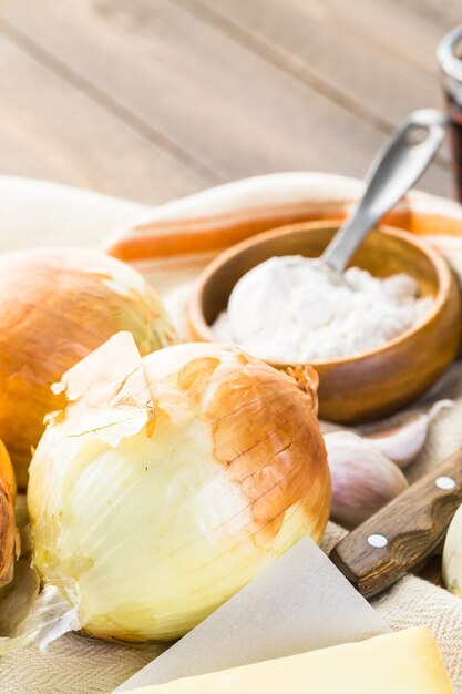 Ingredientes para hacer sopa de cebolla francesa.