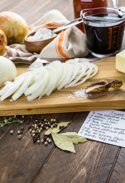 Ingredientes para hacer sopa de cebolla francesa.