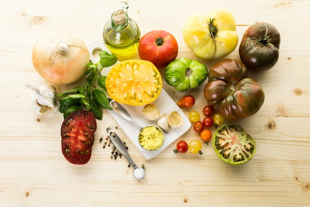 Ingredientes para hacer sopa de tomate asado con tomates orgánicos de la herencia.