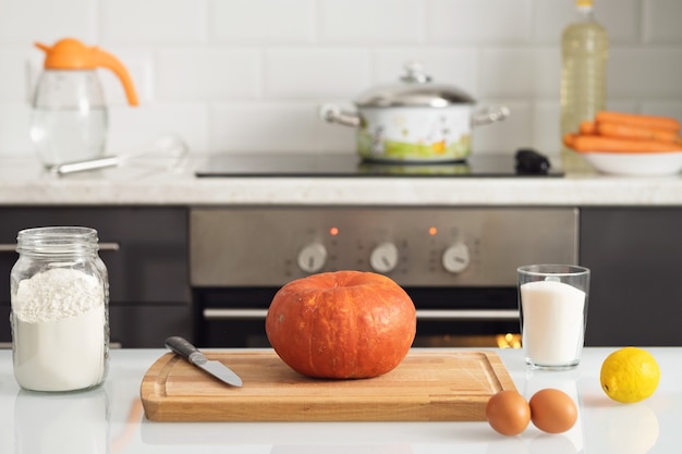 Los ingredientes para hacer tarta de calabaza están en la mesa de la cocina.