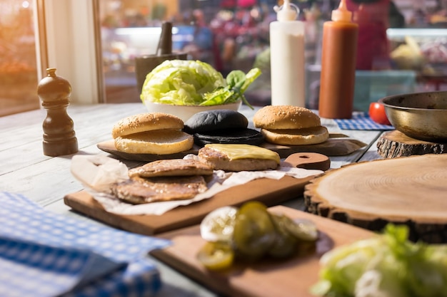 Ingredientes de hamburguesas en la mesa bollos y carne cómo cocinar una hamburguesa