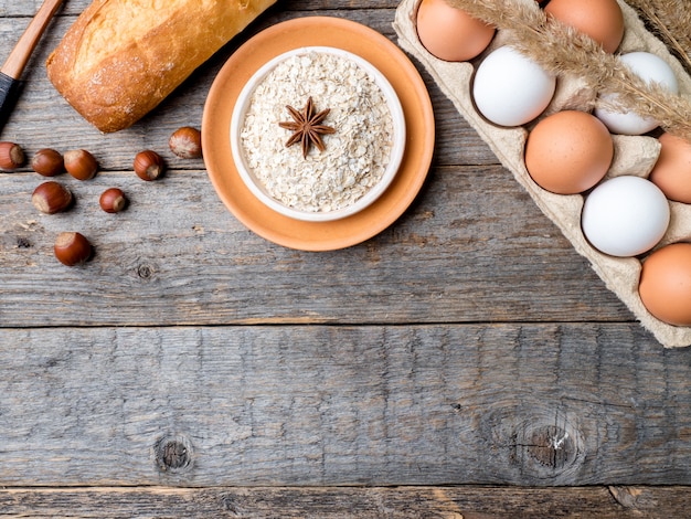 Los ingredientes para la harina de avena del desayuno Eggs el fondo de madera rústico de Apple del pan.