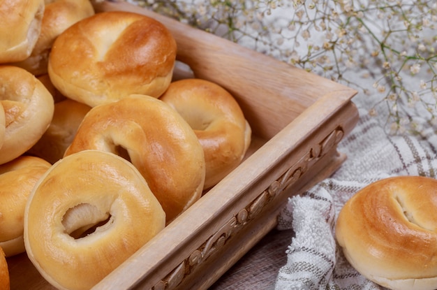 Ingredientes hechos en casa de la panadería del bollo en el fondo de madera, opinión superior del concepto de la comida de desayuno