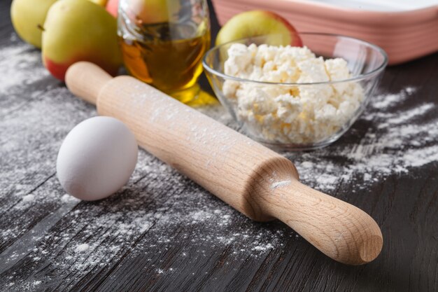 Ingredientes y herramientas para hacer una tarta de manzana en la mesa