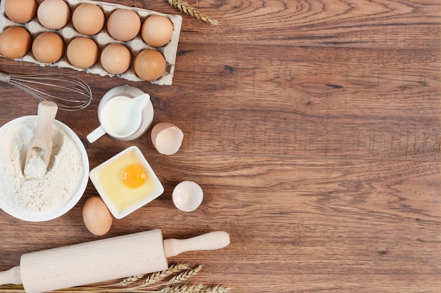 Ingredientes y herramientas para la preparación de la masa en la vista superior de fondo de madera