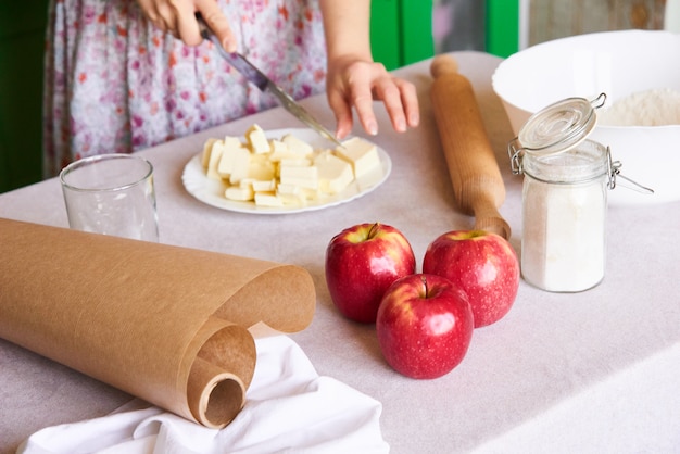 Ingredientes para hornear colocados en la mesa, listos para cocinar. Concepto de preparación de alimentos, cocina.