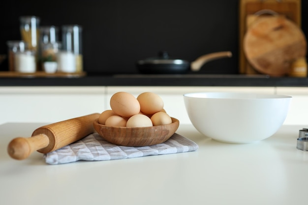 Ingredientes para hornear colocados en una mesa de madera lista para cocinar Copyspace para texto Concepto de cocina de preparación de alimentos en el fondo