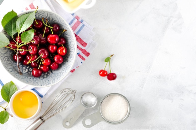 Ingredientes para hornear para un espacio de copia de pastel de cerezas Harina huevos cerezas leche levadura en polvo y mantequilla