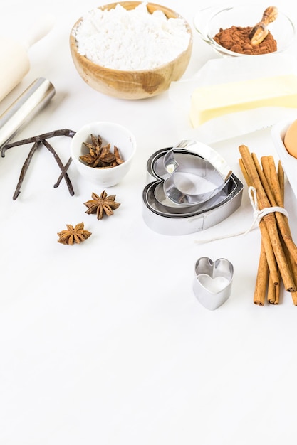 Ingredientes para hornear galletas de azúcar para el día de San Valentín.