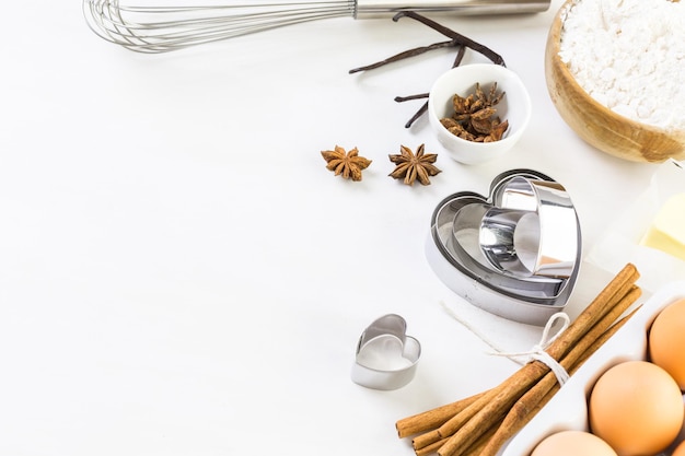 Ingredientes para hornear galletas de azúcar para el día de San Valentín.