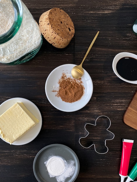 Foto ingredientes para hornear galletas navideñas de hombres de jengibre