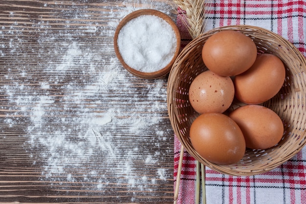 Ingredientes para hornear, harina y huevos.