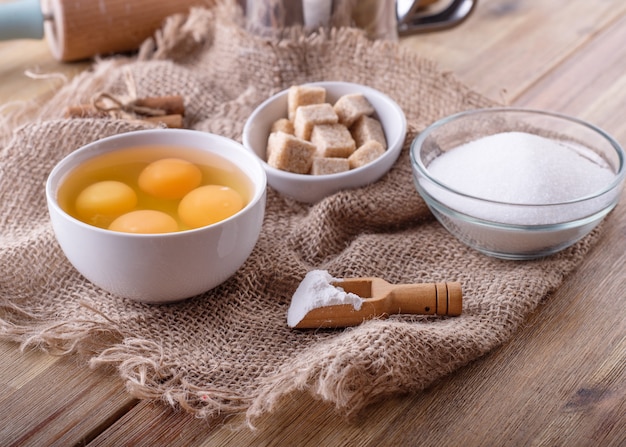 Ingredientes para hornear para hornear en una mesa de madera