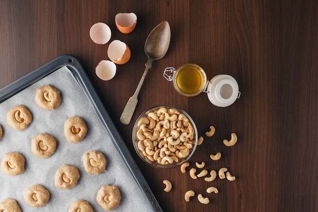 Ingredientes para hornear, leche, huevos, harina de trigo, avena y utensilios de cocina.