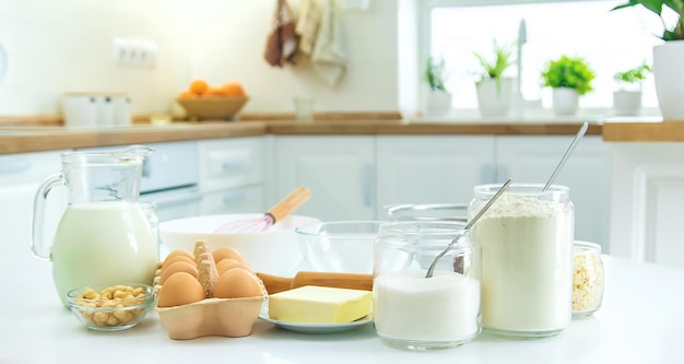 Foto ingredientes para hornear en la mesa de la cocina enfoque selectivo alimentos