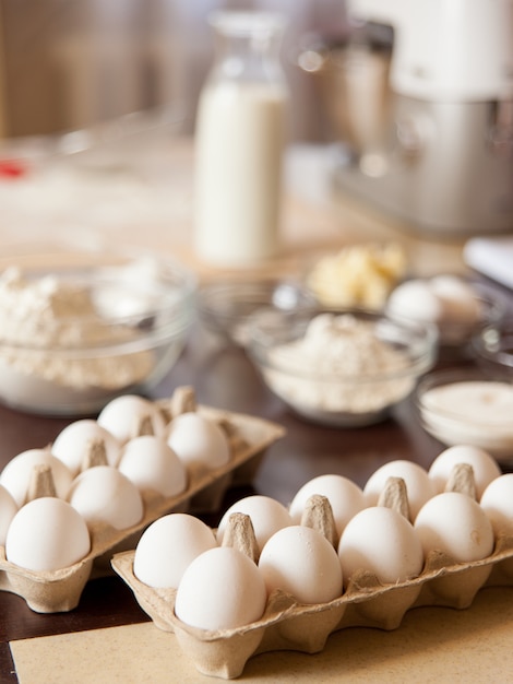 Ingredientes para hornear en la mesa de la cocina.