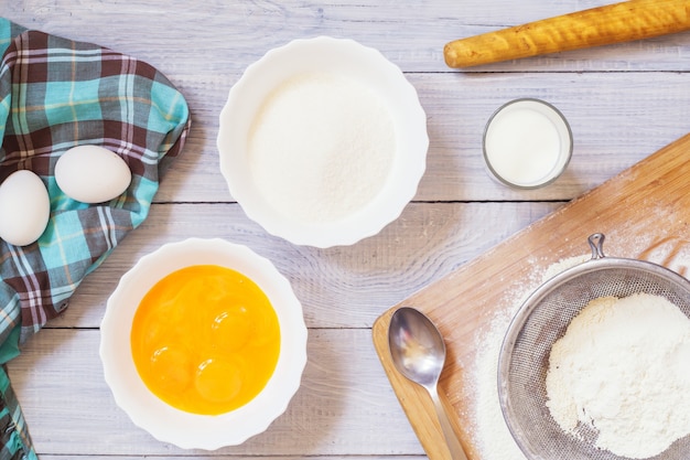 Ingredientes para hornear en una mesa de madera blanca