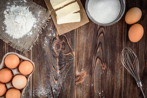 Ingredientes para hornear en una mesa de madera