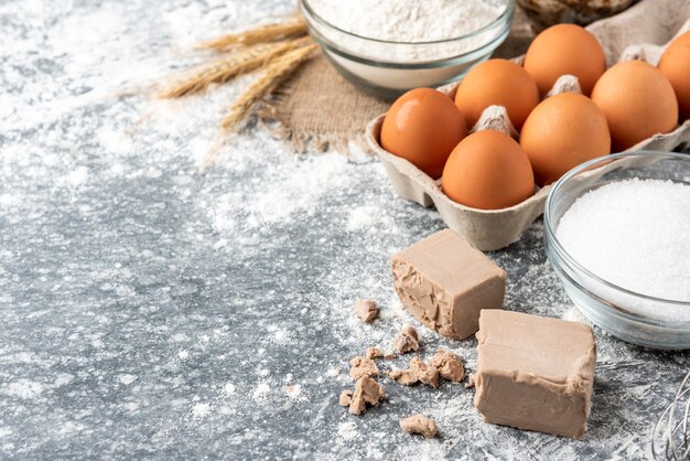 Ingredientes para hornear en una mesa de piedra